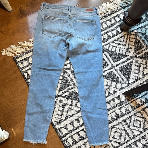 Abercrombie & Fitch Harper Ankle Distressed Raw Hem Jeans - Women’s Size 28 (6R) - Picture 3 of 10